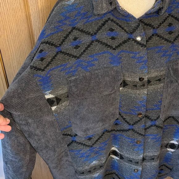 Davi & Dani Blur Gray Printed Corduroy Snap Front Shacket Large - Picture 3 of 7